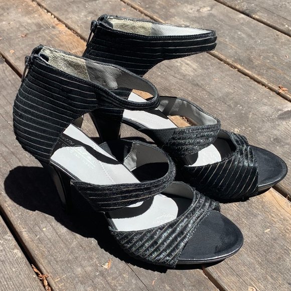 Kenneth Cole Black Zip-up Peep Toe Heels 9.5M - Picture 2 of 9